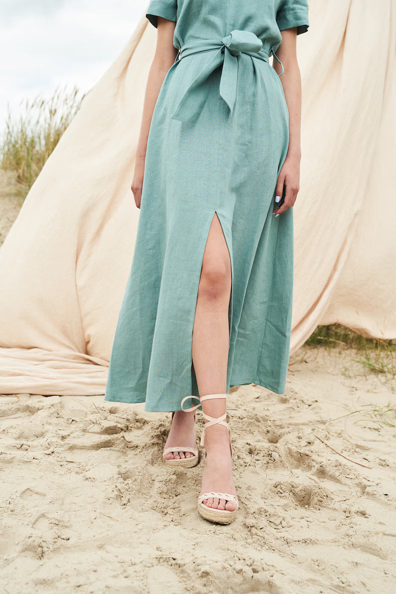 Detailansicht eines salbeigrünen Sommerkleides mit Schlitz und Taillenbindung