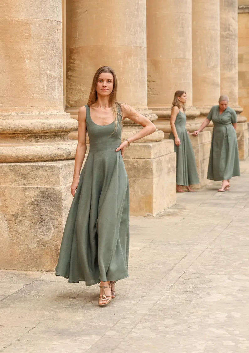 Frau im olivgrünen Maxikleid beim Gehen mit weiter schwingendem Rock