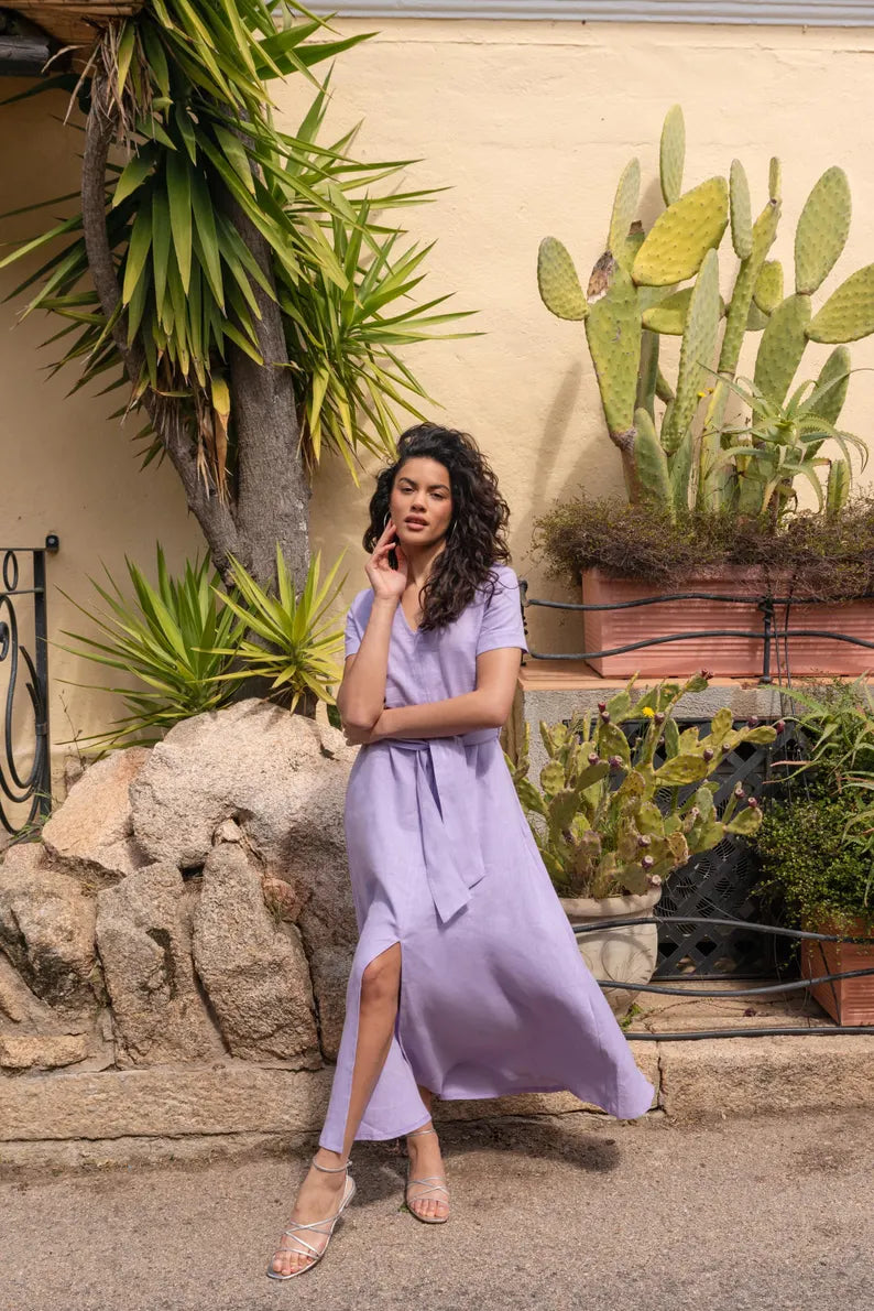 Frau trägt fließendes lavendelfarbenes Sommerkleid beim Gehen mit leichtem Stoff