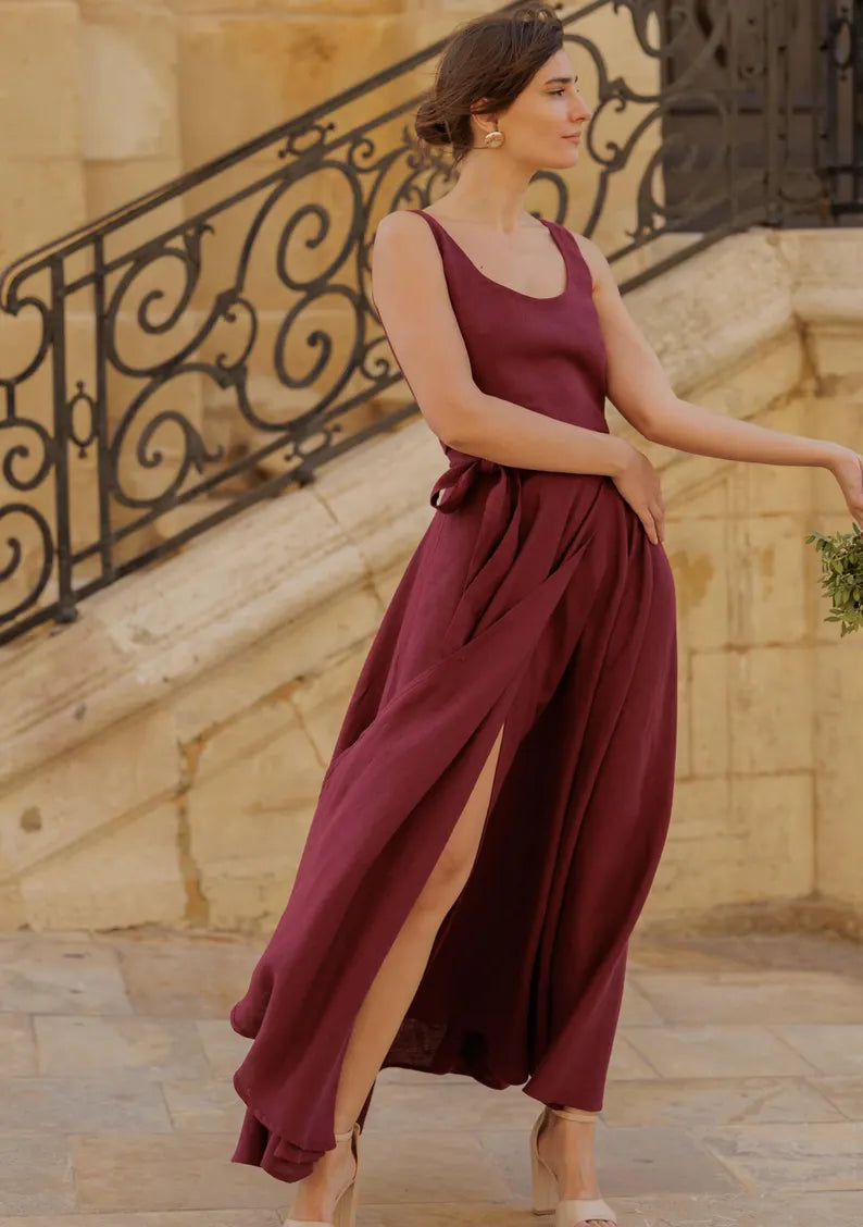 Seitenansicht eines bordeauxfarbenen Sommerkleides mit fließender Bewegung