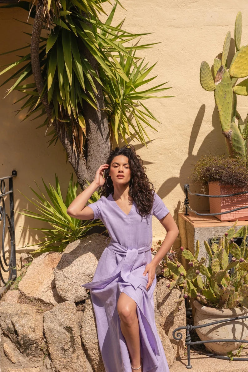 Damen Maxikleid lavendelfarben mit V-Ausschnitt und Schlitz im sommerlichen Outdoor Setting