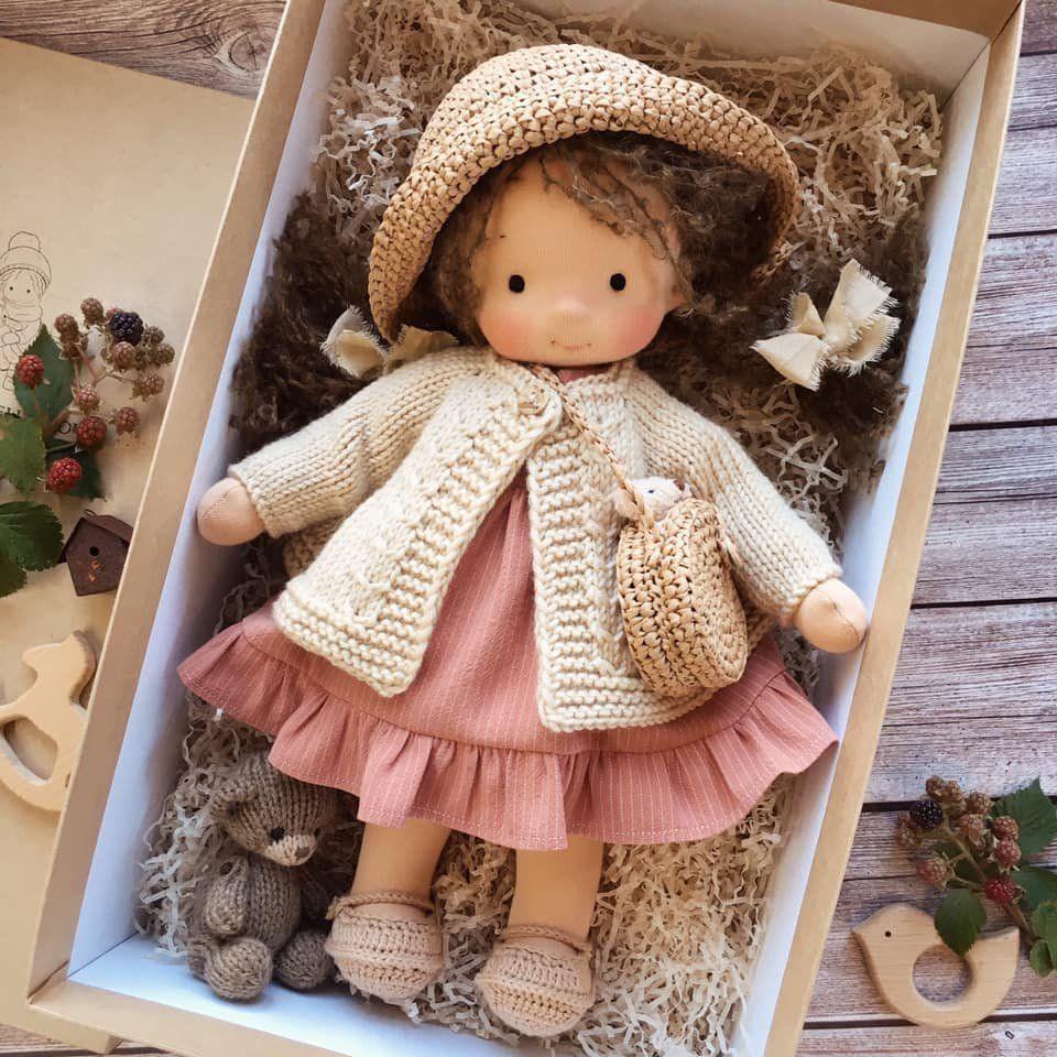handgefertigte waldorf kuschelpuppe kinder Nahaufnahme – Eloramode
