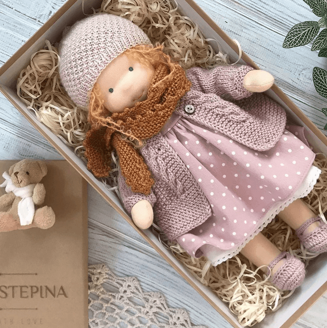 handgefertigte waldorf kuschelpuppe kinder Seitenansicht – Eloramode