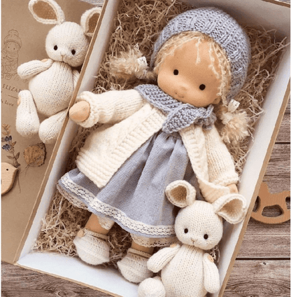 handgefertigte waldorf kuschelpuppe kinder im Einsatz – Eloramode