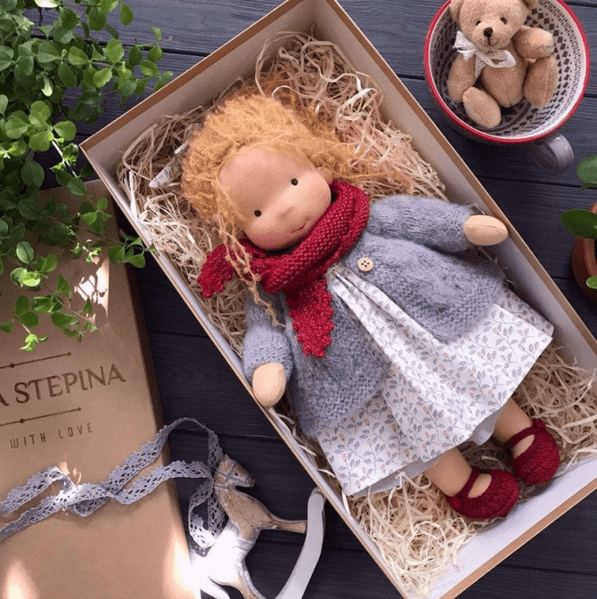 handgefertigte waldorf kuschelpuppe kinder Rueckansicht – Eloramode