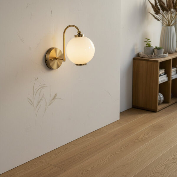 Wandleuchte aus Messing mit Glaskugel