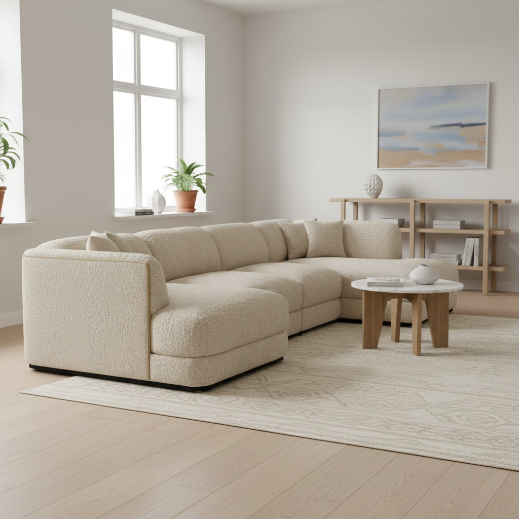 Modulares Ecksofa aus Bouclé in einem hellen Wohnraum
