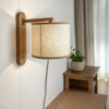 Wandleuchte aus Holz und Leinen